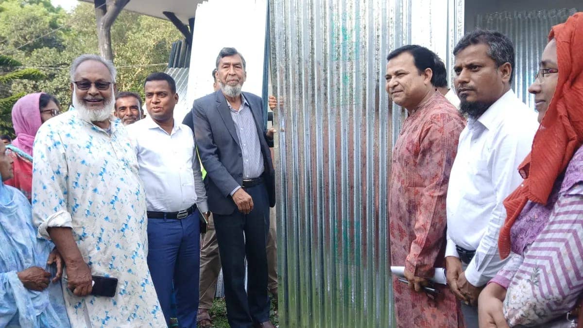 পীরগঞ্জে ক্ষতিগ্রস্ত ২১ পরিবারে ঢেউটিন ও নগদ অর্থ সহায়তা দিল দূর্যোগ ব্যবস্থাপনা অধিদপ্তর