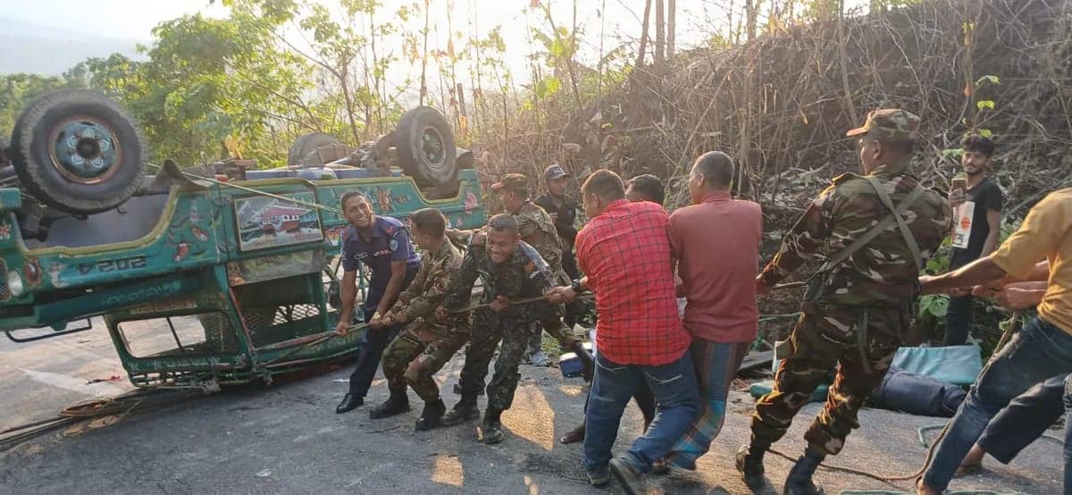 সাজেকে চাঁদের গাড়ি উল্টে সড়ক যোগাযোগ বন্ধ, সেনাবাহিনীর দ্রুত উদ্ধার তৎপরতায় স্বাভাবিক যান চলাচল