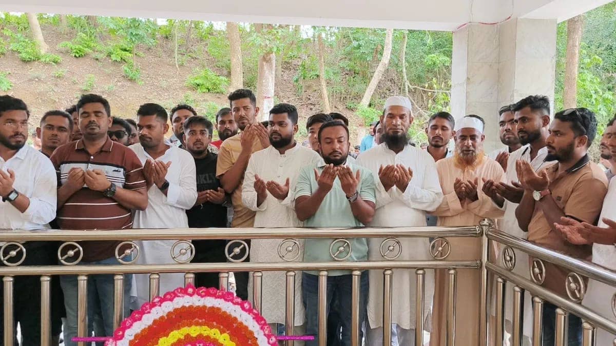 জিয়ার সমাধিতে পুষ্পস্তবক অর্পণ ও দোয়ার মাধ্যমে রাঙ্গামাটি ছাত্রদলের নতুন কমিটির কার্যক্রম শুরু