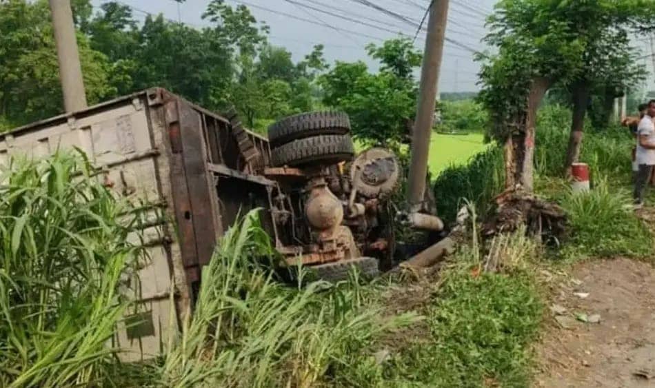 সোনারগাঁয়ে চলন্ত কাভার্ড ভ্যান উল্টে চালকের মৃত্যু