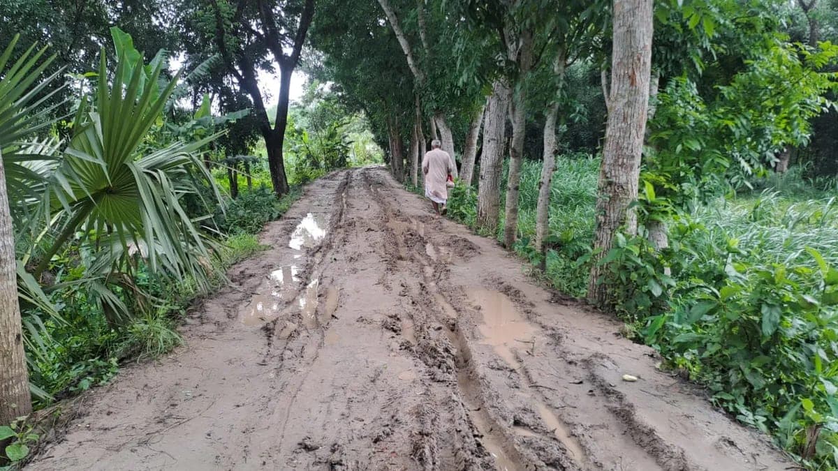 বৃষ্টিতে কাদায় পরিণত রাজৈরের সড়ক, ভোগান্তিতে হাজারো মানুষ