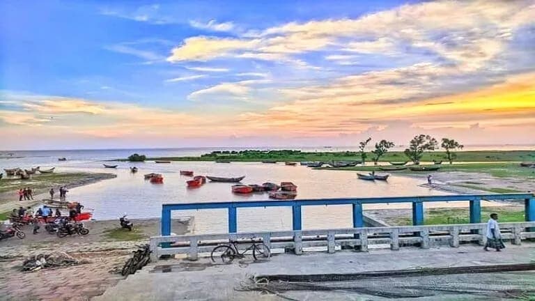 সমুদ্রের ঢেউ আর সবুজ প্রকৃতির মাঝে শান্ত এক গন্তব্য ডোমখালী সমুদ্রসৈকত