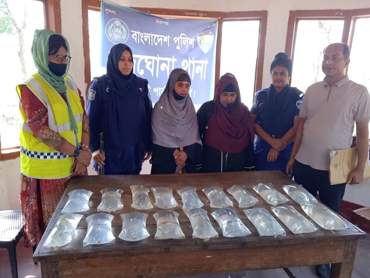 কাপ্তাইয়ে ১৮ লিটার চোলাই মদসহ দুই নারী আটক