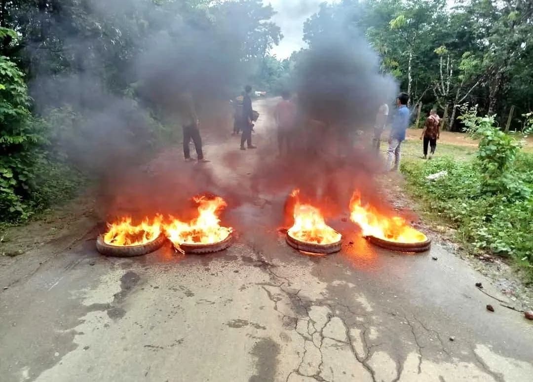 সাজেকে ইউপিডিএফ সদস্য হত্যার প্রতিবাদে আধাবেলা সড়ক অবরোধ