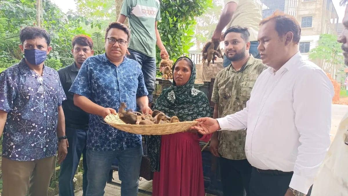 শ্রীমঙ্গলে নারীদের স্বাবলম্বী করতে হাঁসপালন প্রশিক্ষণ ও ৫০০ হাঁসের বাচ্চা বিতরণ