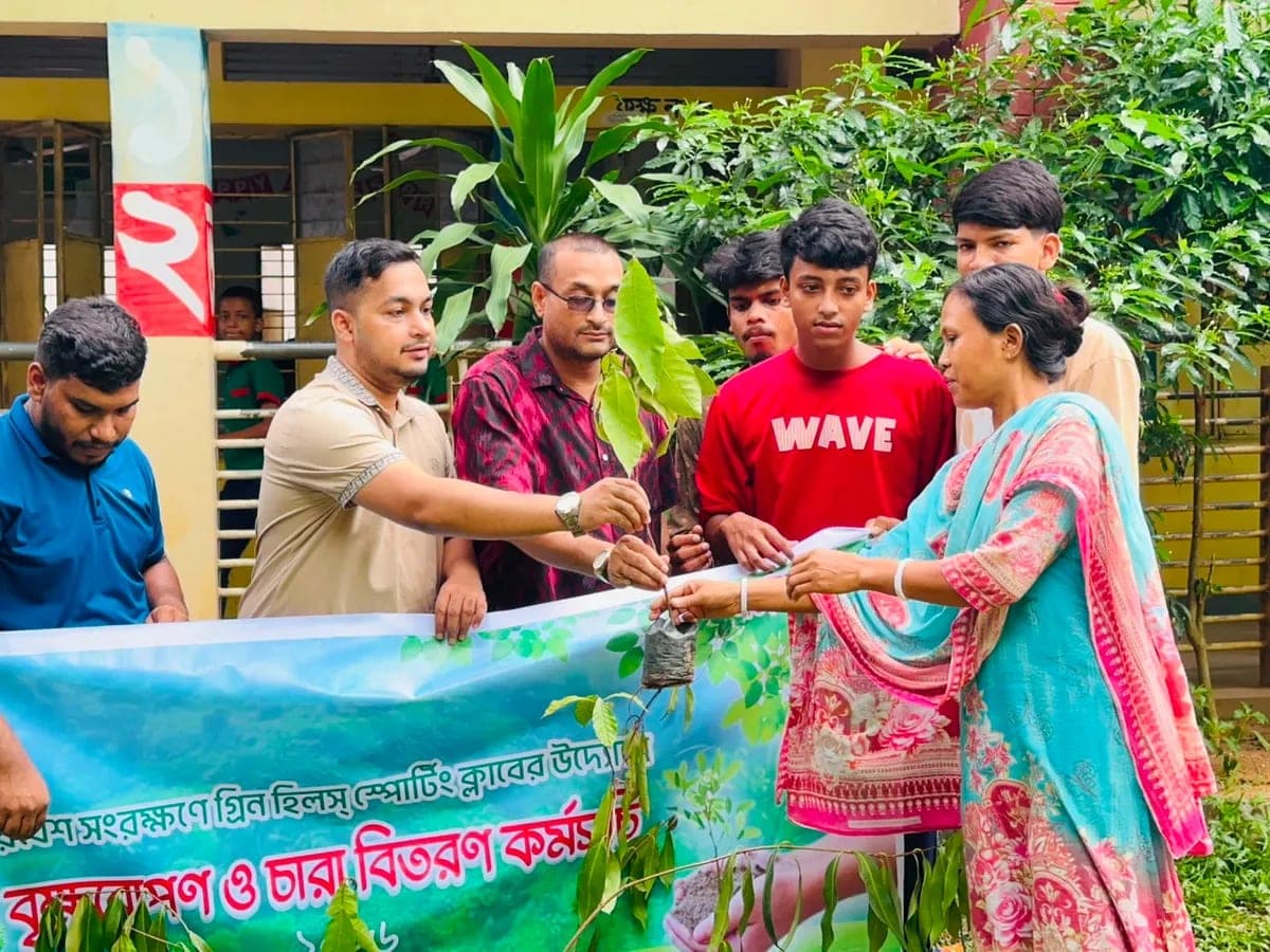 পরিবেশ রক্ষায় গ্রিন হিলস্ স্পোর্টিং ক্লাবের বৃক্ষরোপণ ও চারা বিতরণ